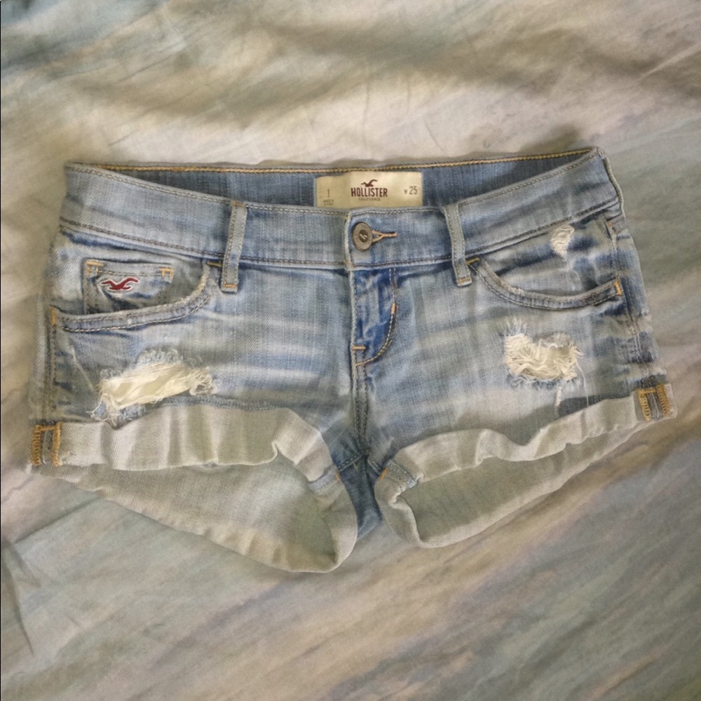 SOLD Hollister faded blue distressed short shorts 🌼